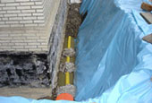 Die Drainage wird in ein Kiesbett gelegt.